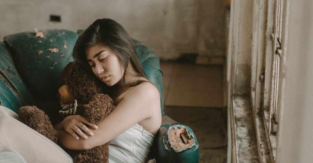 窓の外を静かに見つめる人。孤独は逃げではなく、自分と向き合うための時間なのかもしれない。