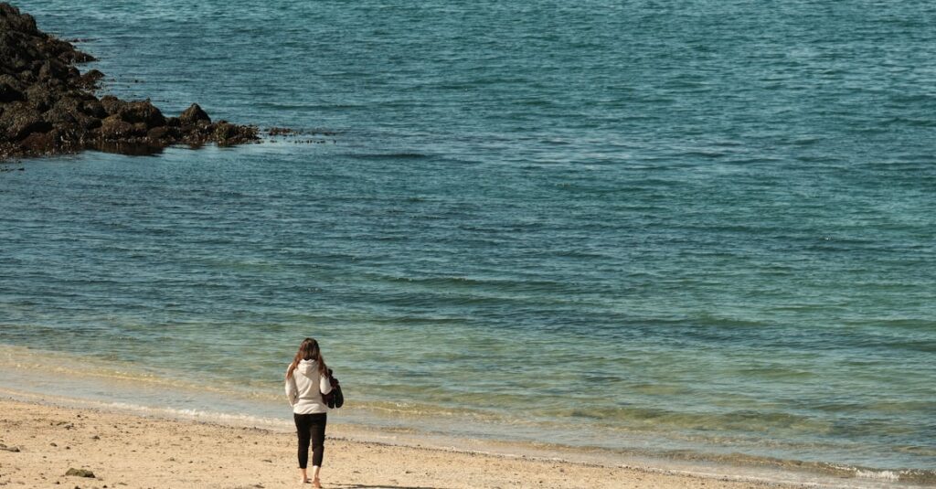森の小道をゆっくり歩くエルフの女性。急がない旅の静かな美しさを象徴する風景。