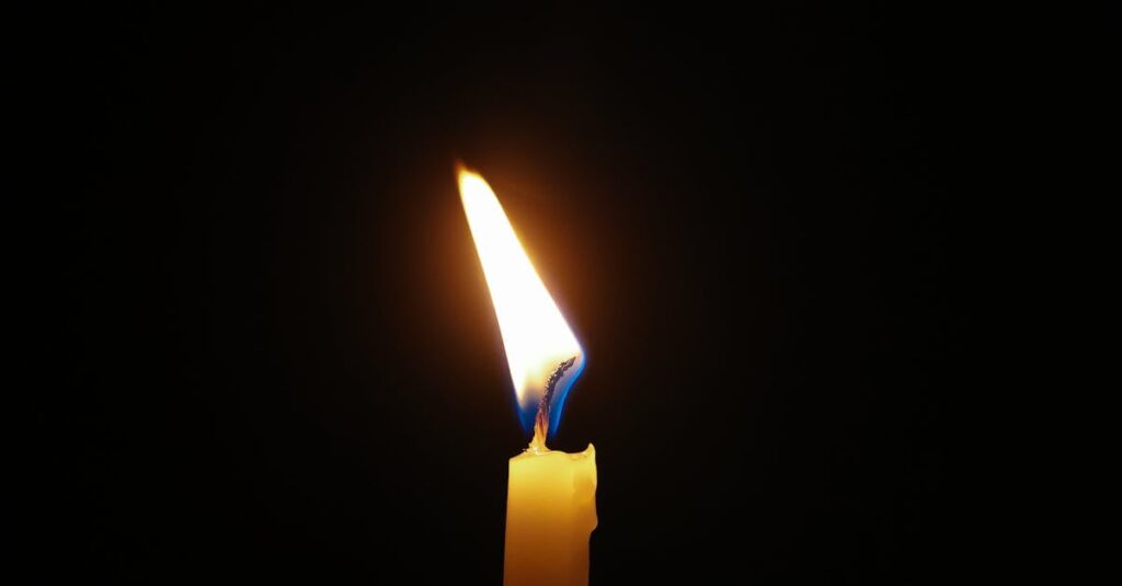静かな夜にやわらかく灯るろうそく。孤独の中にも、消えない小さな光がある。