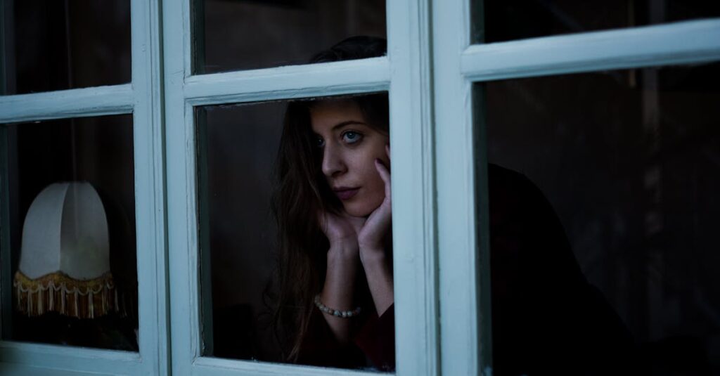 夕暮れの分かれ道に静かに立つ人。選択肢の多さに立ち止まるのは、慎重さのあらわれ。