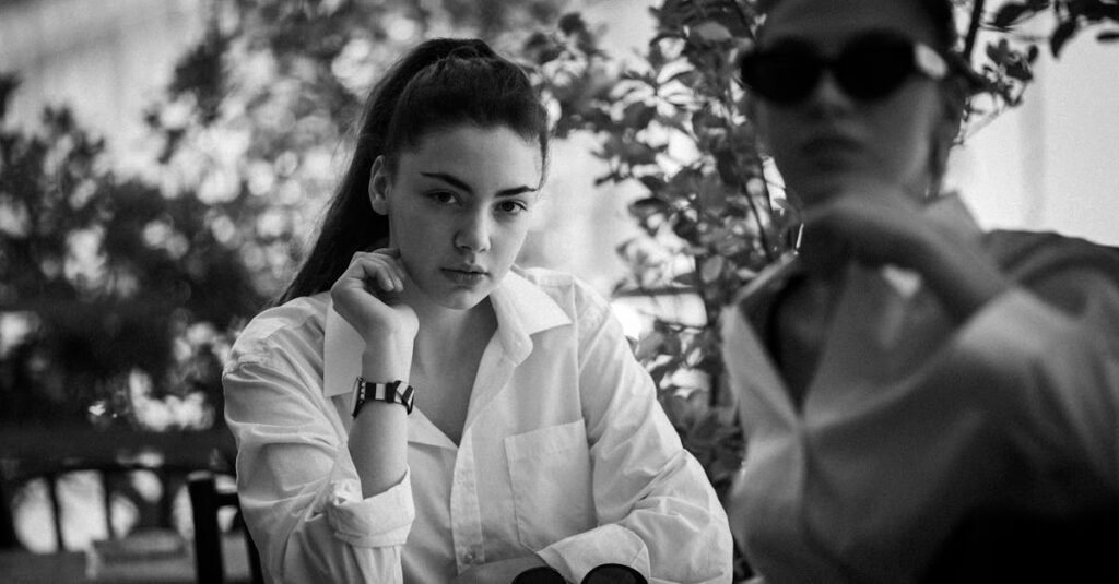 相手の顔色をそっとうかがう女性。嫌われたくない不安を抱えながら過ごす日々を象徴する風景。