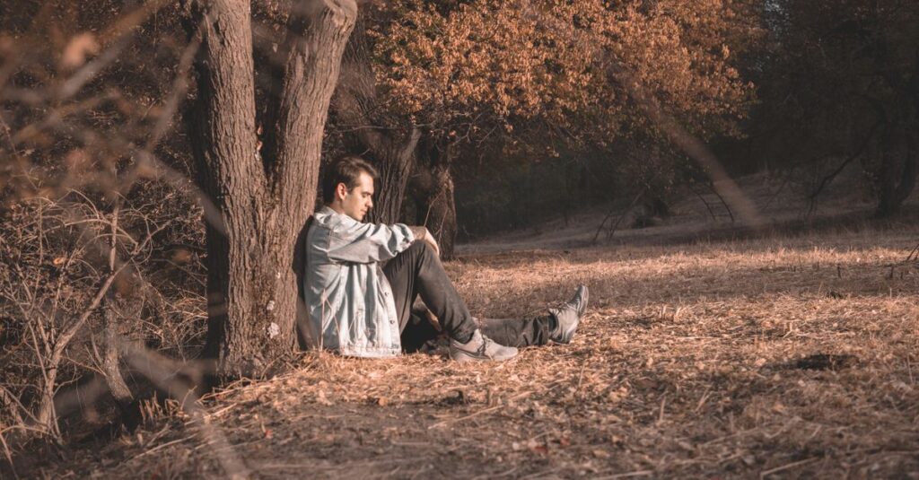 ひとり静かに考え込む青年。人との距離に慎重に向き合う繊細さを象徴する風景。