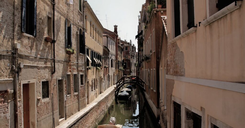 ネオ・ヴェネツィアの水面に反射する光。静けさと穏やかな空気が流れる癒しの風景。