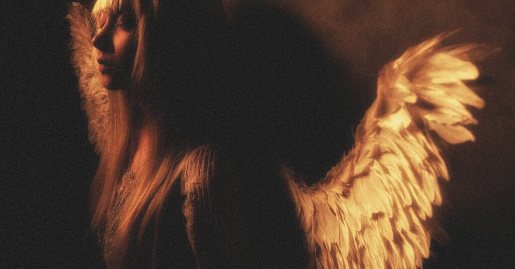 夕暮れの中で向き合う二人のシルエット。弱さを見せる勇気を象徴する風景。