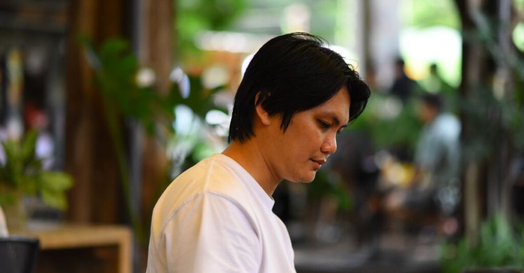 落ち着いているようでどこか葛藤を感じさせる人物。達観しかけた心の揺れを象徴するやわらかな光の情景。