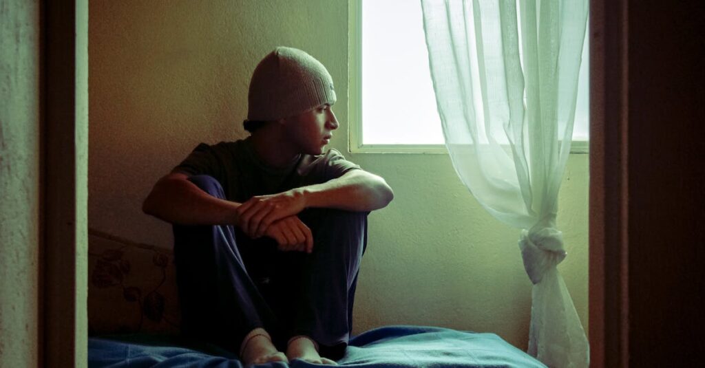 静かな部屋でひとり思索する人。内側でずっと何かと戦ってきた、その声に気づく瞬間。