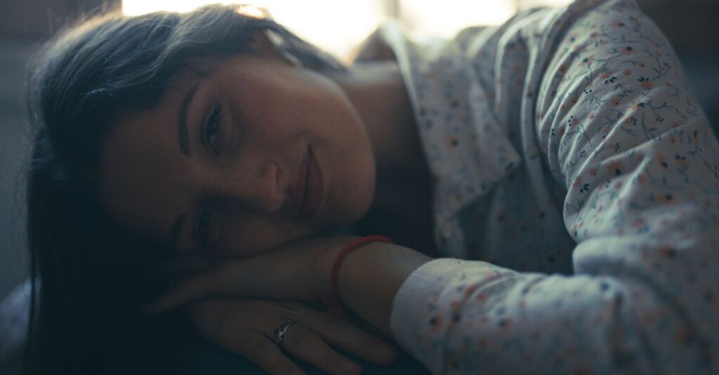 やわらかな光の中で静かに自分を受け取る女性。完璧じゃなくても、ここにいていい。