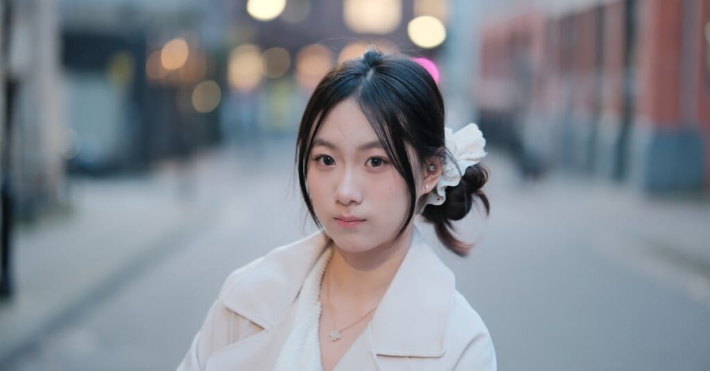 分かれ道に立ちながら静かに佇む女性。決めきれないまま迷い続けた日々を象徴する風景。