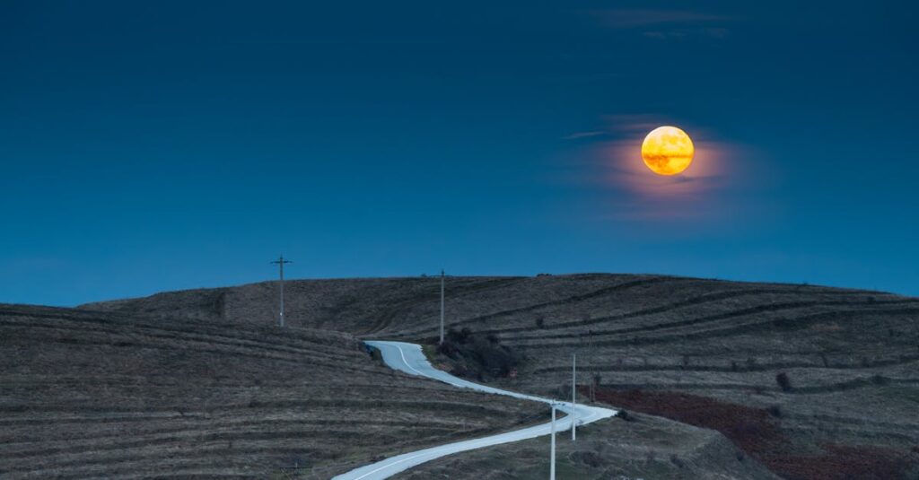 やわらかな夕空の下、静かに歩く旅人の後ろ姿。急がなくていい時間を象徴する風景。