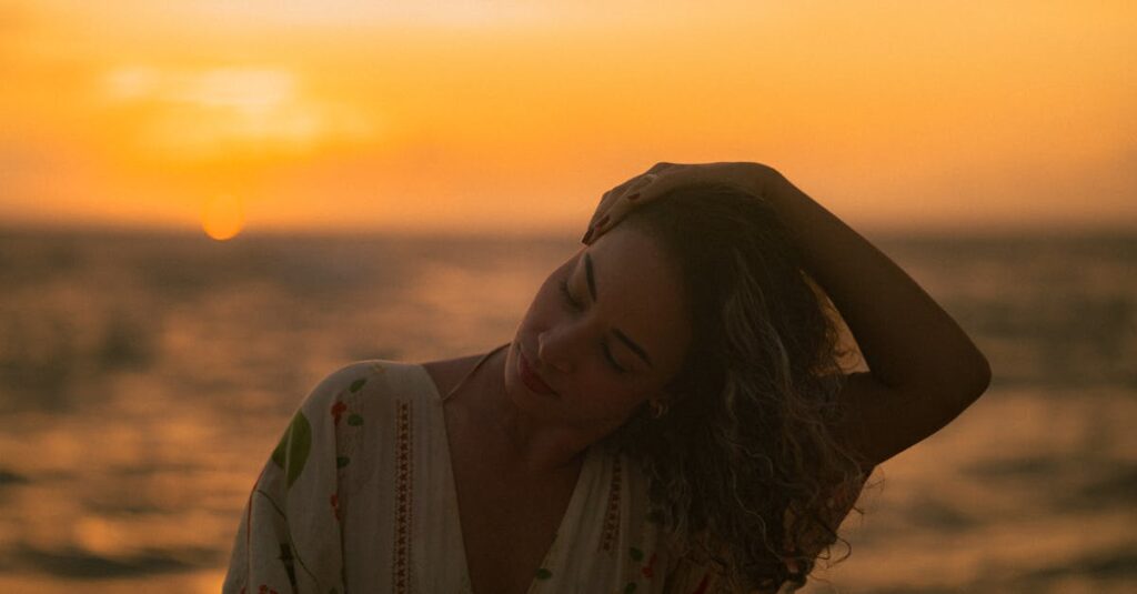 やわらかな光の中で静かに息をつく女性。いるけど、主導権は渡さない。それだけで十分。