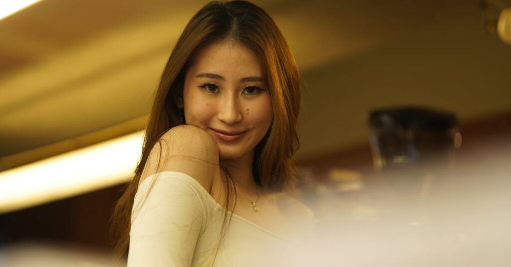 やわらかな光の中でほっとした表情の女性。感じることを許した後の静かな回復を象徴する風景。