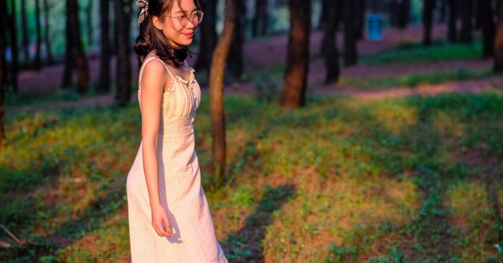 やわらかな光の中を穏やかに歩く女性。迷いを抱えたまま前に進む静かな強さを象徴する風景。