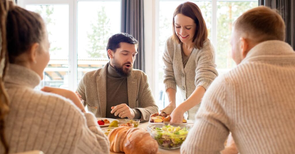 あたたかな灯りに包まれた食卓。誰かの「おかえり」という言葉が、凍った心に最初の風を通す。