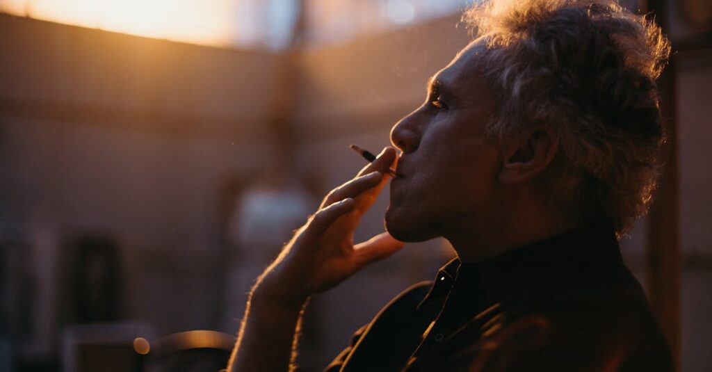 夕暮れの中で静かに寄り添うアニメキャラクターたち。言葉はなくてもやさしさが伝わる穏やかな場面。