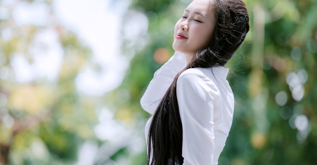 木漏れ日の中で静かに呼吸する女性。吸って、吐いて、今ここへ戻っていく。