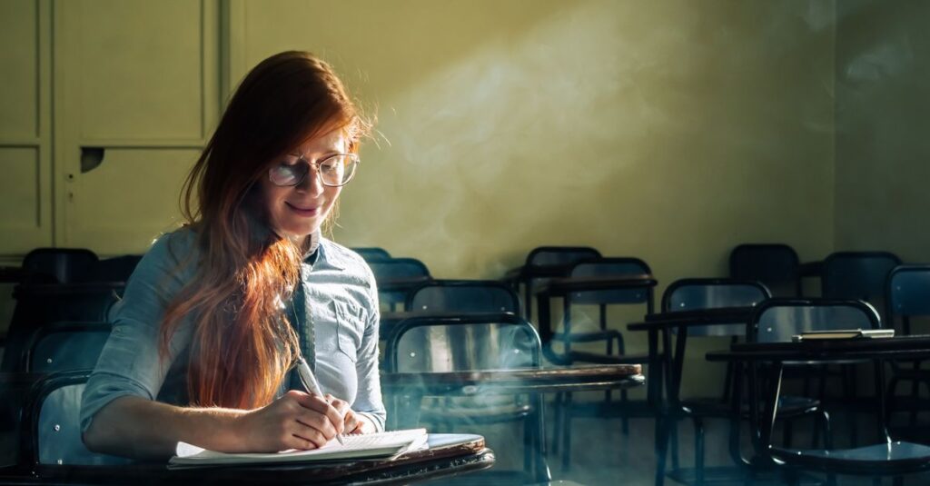 やわらかな光の中で手紙を書く女性。役割を得る旅ではなく、心を取り戻す旅が始まっていた。