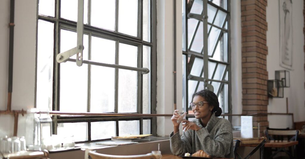 少し考え込みながらもやわらかく微笑む女性。自分の本音に気づき始めた穏やかな時間を象徴する情景。