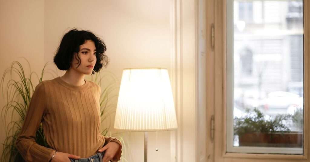 やわらかな光の中で静かに前を見据える女性。恐れの中にある自由と、選ぶことの美しさ。