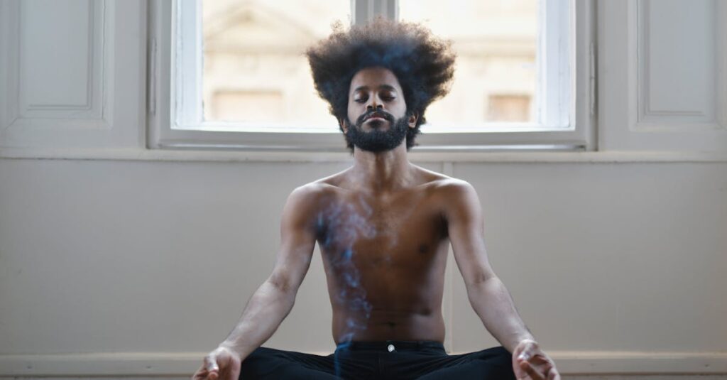 穏やかな夜の光を胸に感じながら呼吸する人物。心の中に灯る小さな光が再生のエネルギーとして広がる。