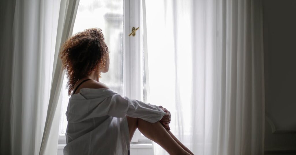 窓辺で静かに外を眺める人。何もできずに立ち止まっている姿に、なぜか救われることがある。