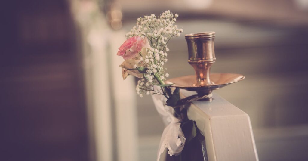 やわらかな灯りの中で静かに目を閉じる姿。自分の本音を認める時間を象徴する風景。