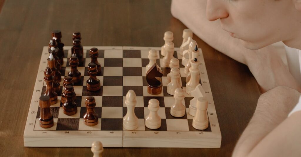 将棋盤の前でひとり重圧を感じる青年。期待に応え続けることの孤独を象徴する風景。