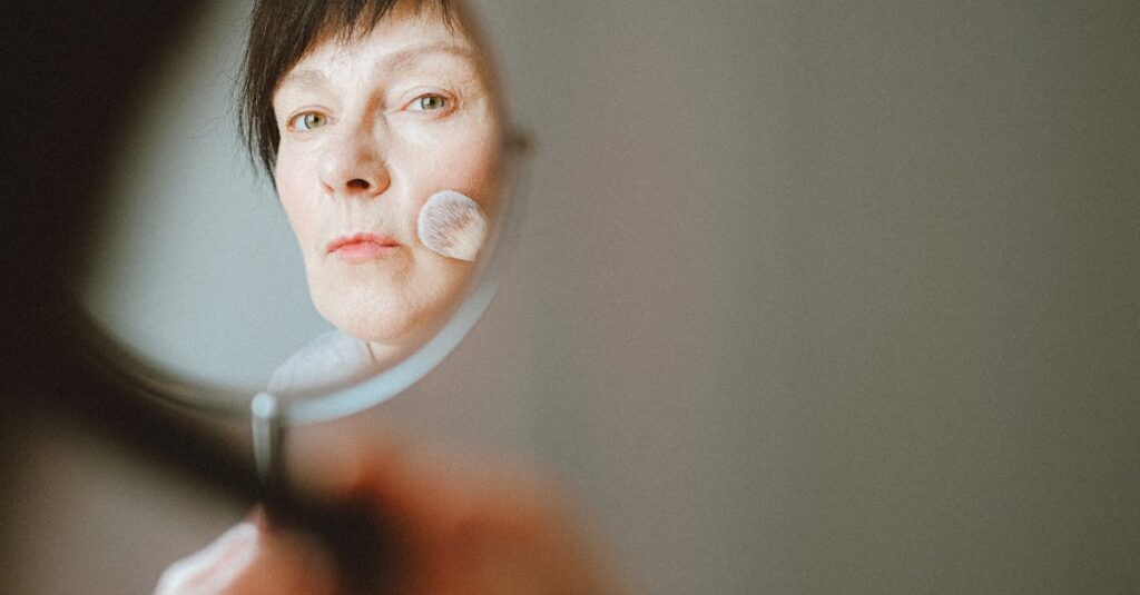 鏡に映る自分がぼやけて見える女性。合わせすぎて自分が見えなくなっていく感覚を象徴する風景。