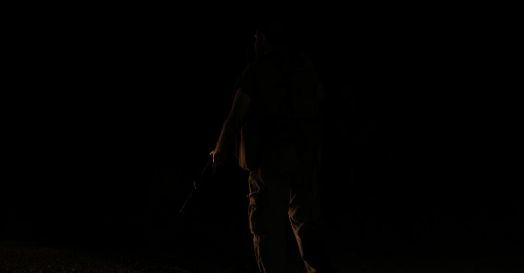 夜の中で立ち止まるアニメの主人公。動けない時間にも意味があると感じさせる静かなカット。