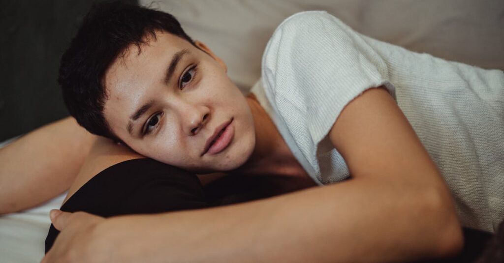 夕暮れの光の中で静かに微笑む女性。「それでいいのです」という言葉が、やさしく心をほぐしていく。