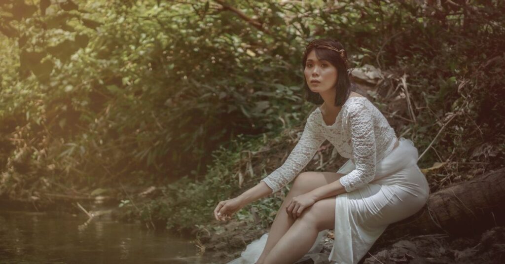 やわらかな朝の光の中で静かに休む女性。ゆっくり生きることは、自分への優しさの選択。
