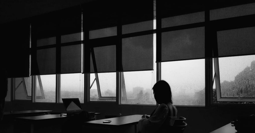 やわらかな光の差し込む静かな机。ちゃんとしてきた日々を振り返る穏やかな時間を象徴する風景。