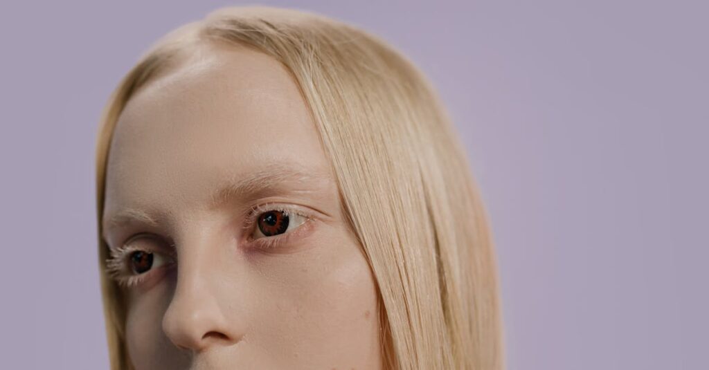 やさしく微笑みながらも少し疲れた表情の人物。無理に優しくしようとする心を象徴するやわらかな光の情景。