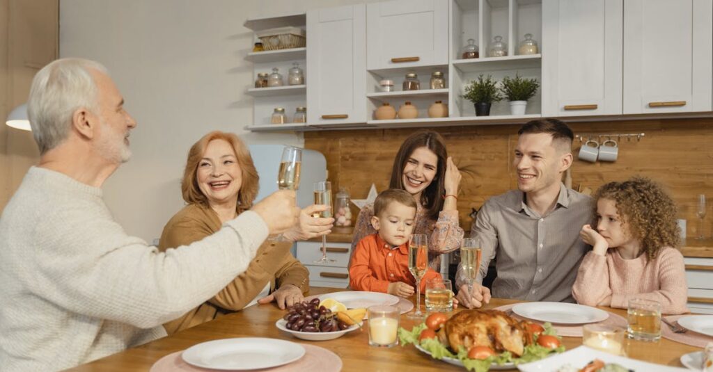あたたかな食卓の光景。大きな言葉ではなく日常ににじむ愛を象徴する場面。