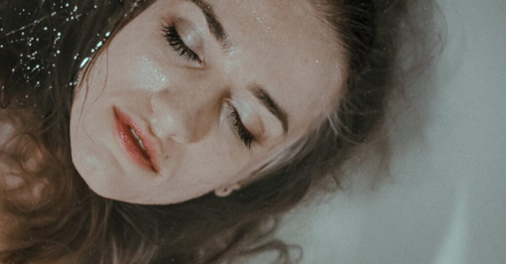 夜の静かな灯りの中でひとり座る人。言葉を飲み込んだ心の中に、それぞれの理由がある。