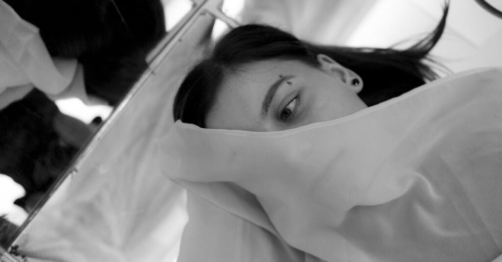 鏡の前で静かに自分を見つめる女性。自分が自分を監視していたことへの気づきを象徴する風景。