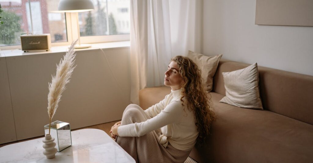 やわらかな光の中で静かに自分を受け取る女性。完璧じゃなくても、ここにいていい。