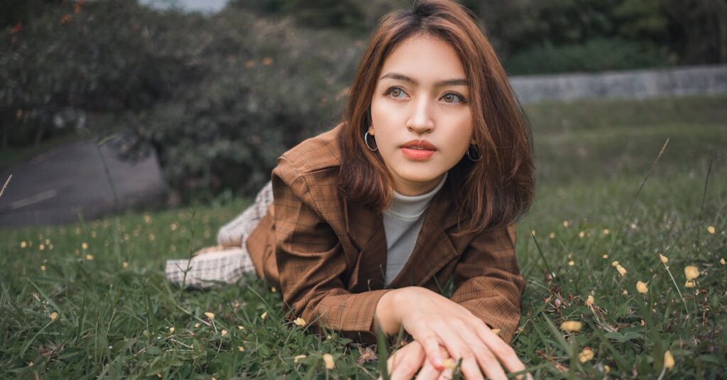 やわらかな光の中で呼吸を整える女性。吸って、吐いて、今ここへ戻っていく。