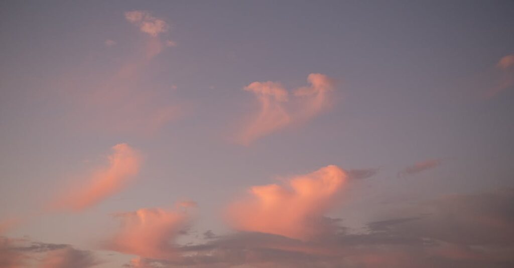 静かな夕暮れの空。流れる雲のように時間がやわらかく進んでいくイメージ。