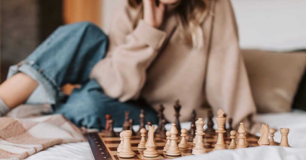将棋盤の前で静かに座る青年。愛されるために頑張り続けた孤独を象徴する風景。