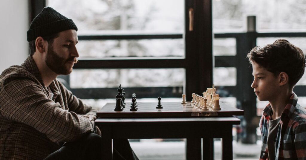 将棋盤の前で静かに座る青年。愛されるために頑張り続けた孤独を象徴する風景。