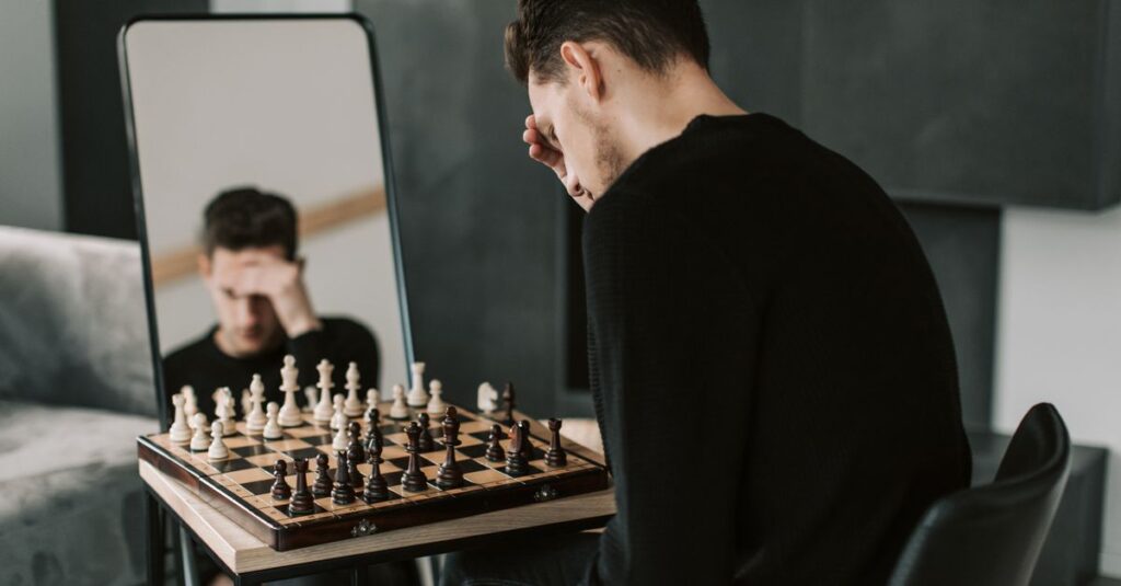 将棋盤の前で静かに座る青年。愛されるために頑張り続けた孤独を象徴する風景。