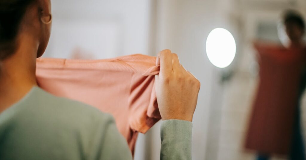 不安を抱えながら一生懸命に頑張る女性。愛されるために努力し続けた日々を象徴する風景。