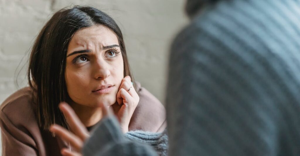 落ち着いているようでどこか葛藤を感じさせる人物。達観しかけた心の揺れを象徴するやわらかな光の情景。