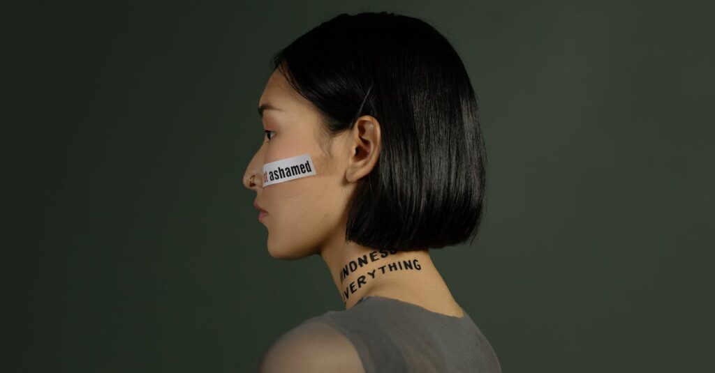 やわらかな光の中で静かに前を見据える女性。恐れの中にある自由と、選ぶことの美しさ。