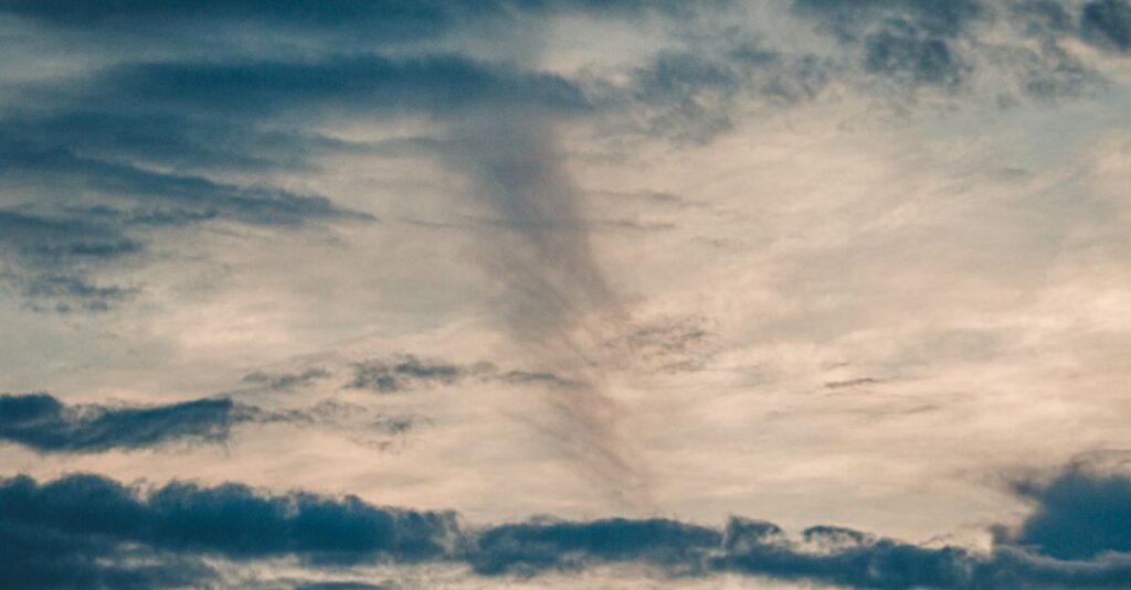 静かな夕暮れの空。流れる雲のように時間がやわらかく進んでいくイメージ。