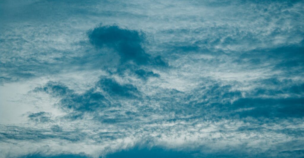 静かな夕暮れの空。流れる雲のように時間がやわらかく進んでいくイメージ。