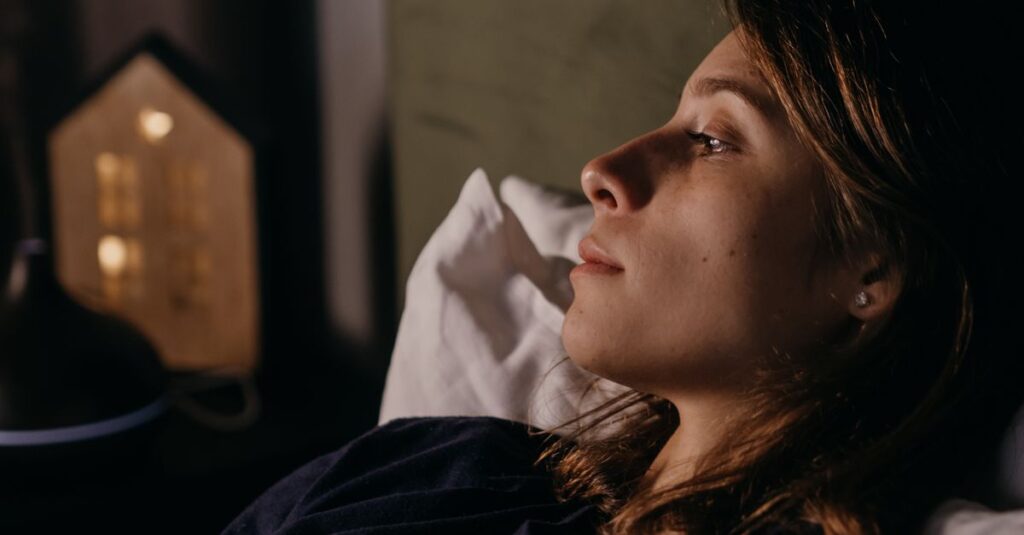夜ひとりで静かに考え込む女性。決められない自分を責め続けた時間を象徴する風景。