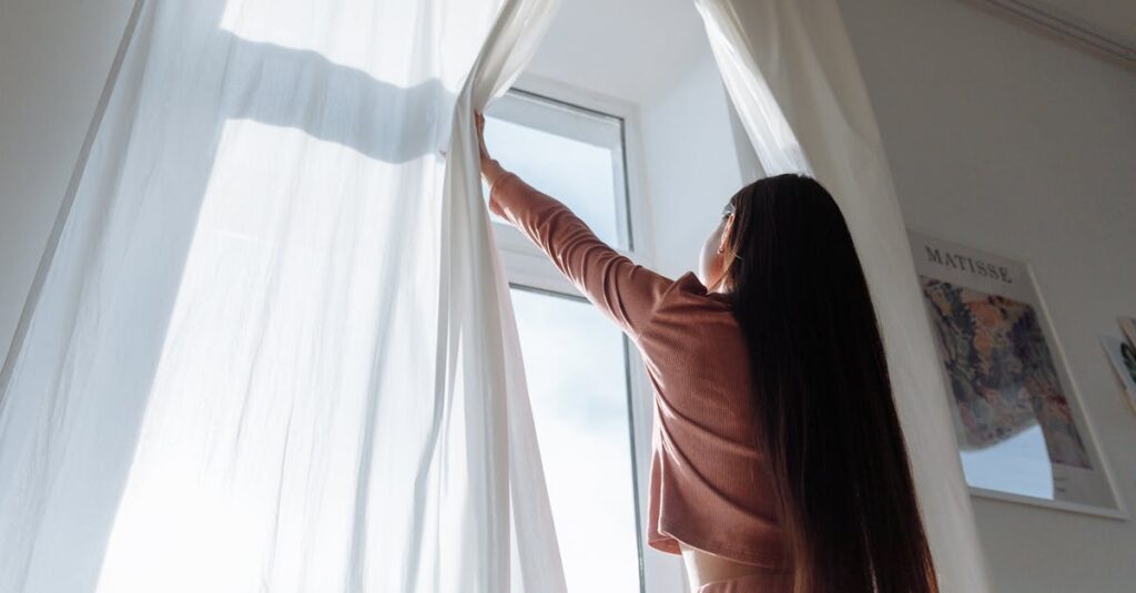 カーテンを揺らす穏やかな風。心が少し揺れながらも、生きていく心地よさを象徴する風景。
