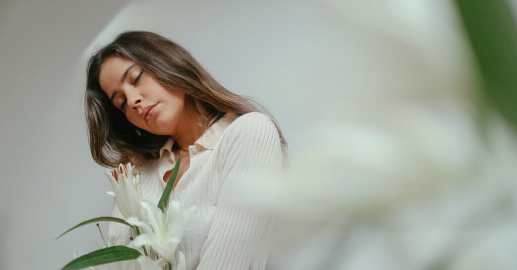 やわらかな光の中で静かに息をつく女性。いるけど、主導権は渡さない。それだけで十分。