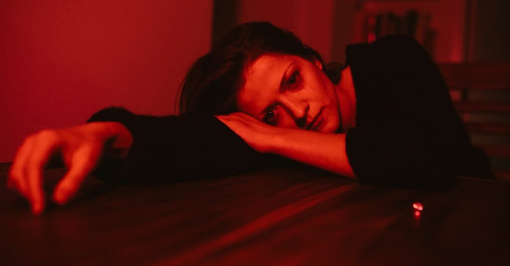 感情を抑えながら静かに過ごす女性。我慢が当たり前になった日々を象徴する風景。